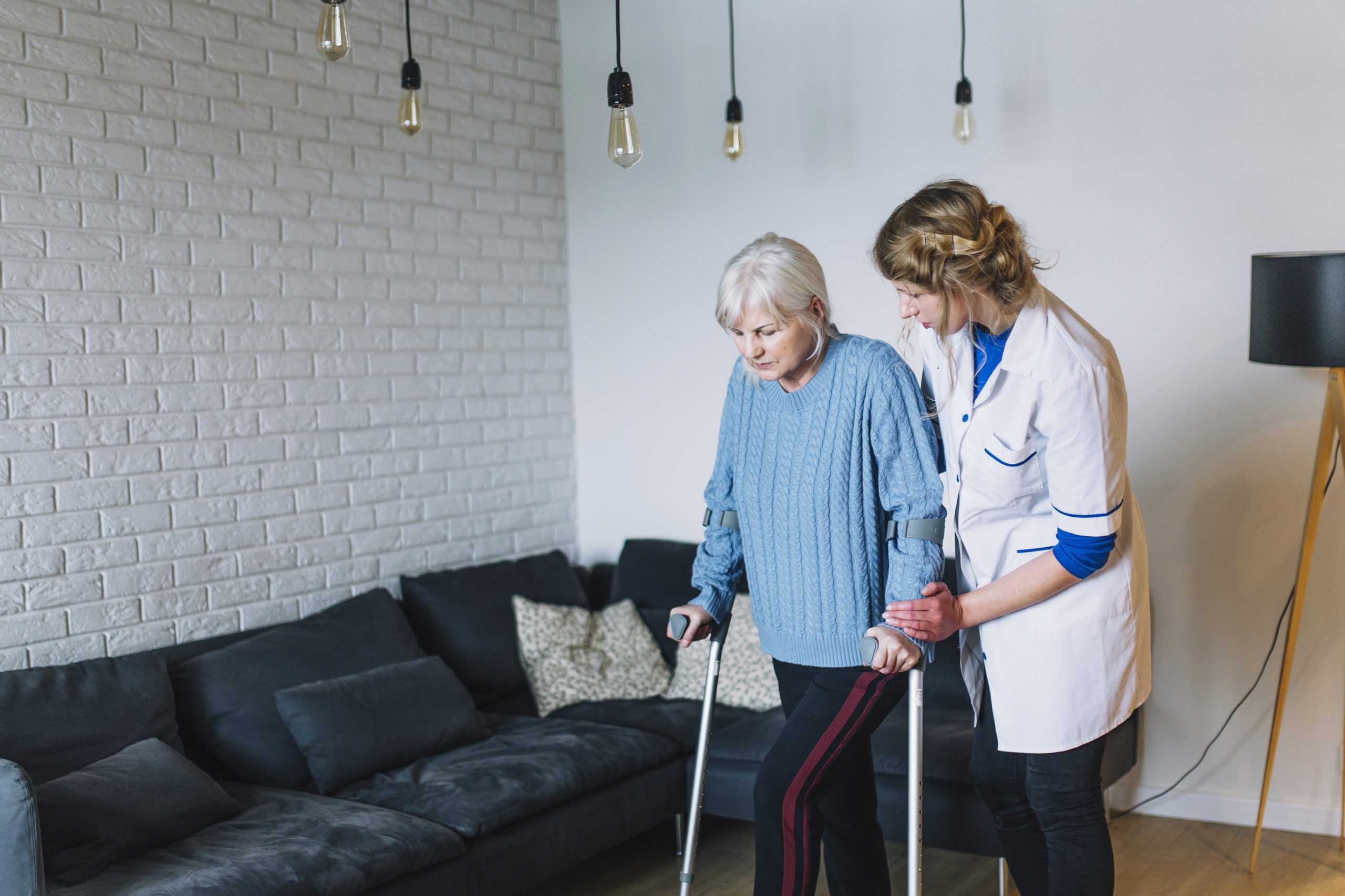 mujer-andando-asilo-ancianos asesoramiento contable
